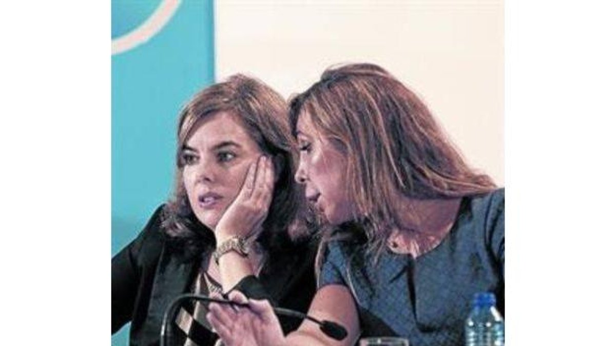 Camacho, con la vipresidenta del Gobierno, Soraya Sáenz de Santamaría.-FOTO: CARLOS MONTAÑÉS