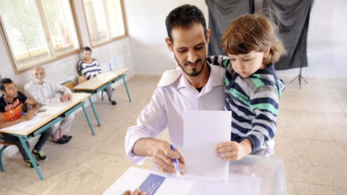 Un marroquí vota durante las elecciones legislativas en un colegio electoral en Rabat.-ABDELHAK SENNA / EFE
