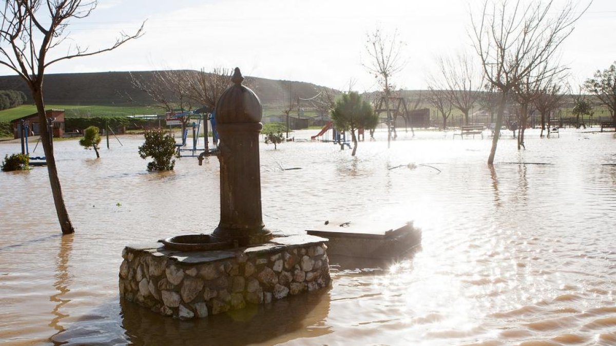 La subida del caudal del rio Valderaduey ocasiona inundaciones en Benegiles-Ical