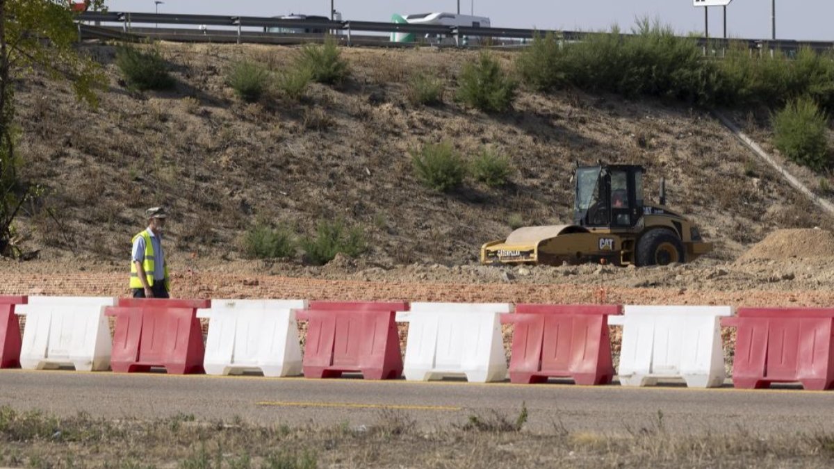 Obras en la rotonda de la entrada de La Cistérniga y salida hacia la A-11 en Valladolid.- PHOTOGENIC/ CARLOS LLORENTE