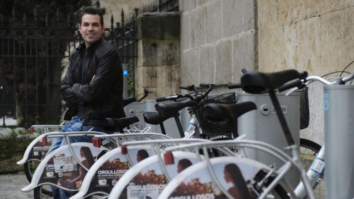 Luis Méndez, estudiante de la USAL, en uno de los puntos de préstamo del servicio público de bicicletas de Salamanca.-ENRIQUE CARRASCAL