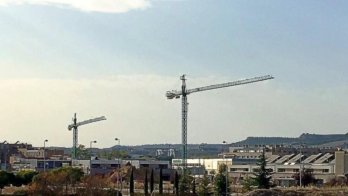 Viviendas de nueva construcción en la zona de El Peral, junto al Camino Viejo de Simancas.-E. M.