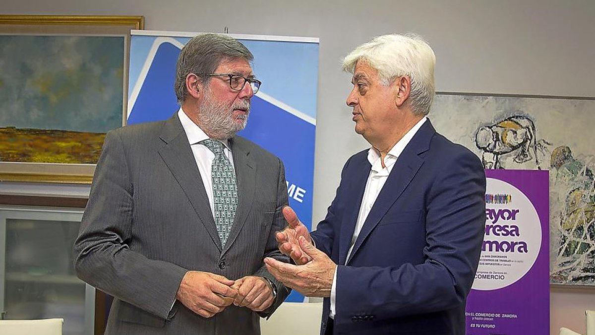 Santiago Aparicio y José María Esbec durante la reunión de la Junta Directiva de Cecale.-ICAL