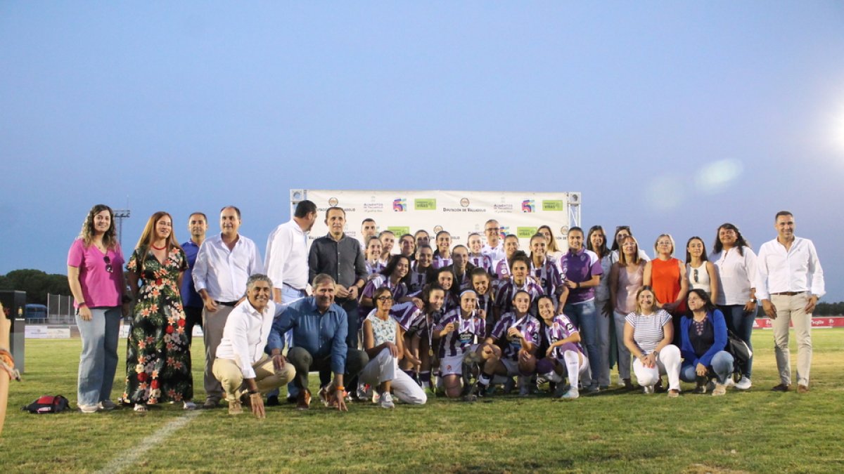 Jugadoras y staff del RV Simancas celebran el triunfo. / MARINA MÁRQUEZ