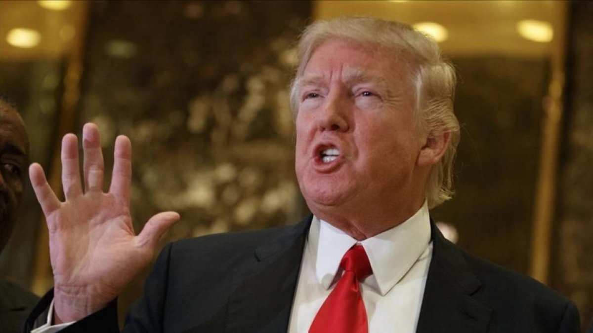 Donald Trump habla con los periodistas en la Trump Tower de Nueva York.-AP