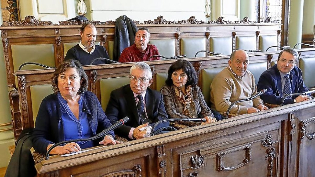 Miembros de la CUVA en una reunión celebrada en el Ayuntamiento de Valladolid.-M. A. SANTOS / PHOTOGENIC