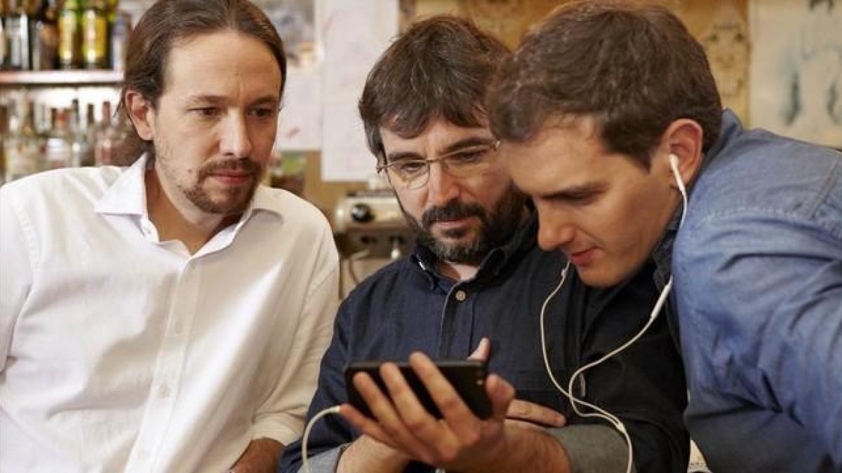 Iglesias, Évole y Rivera, en un momento de la grabación de 'Salvados'-ESTER DELGADO