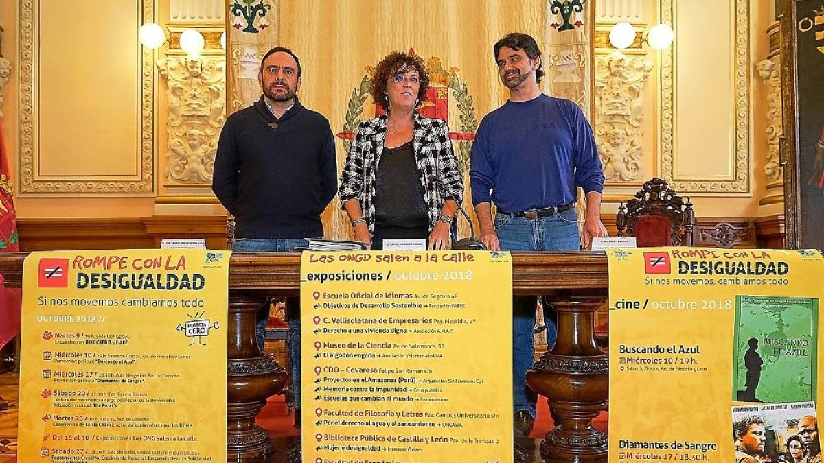 La concejala de Servicios Sociales, Rafaela Romero, junto a Javier Miguel González y Alfonso Febrero.-EL MUNDO
