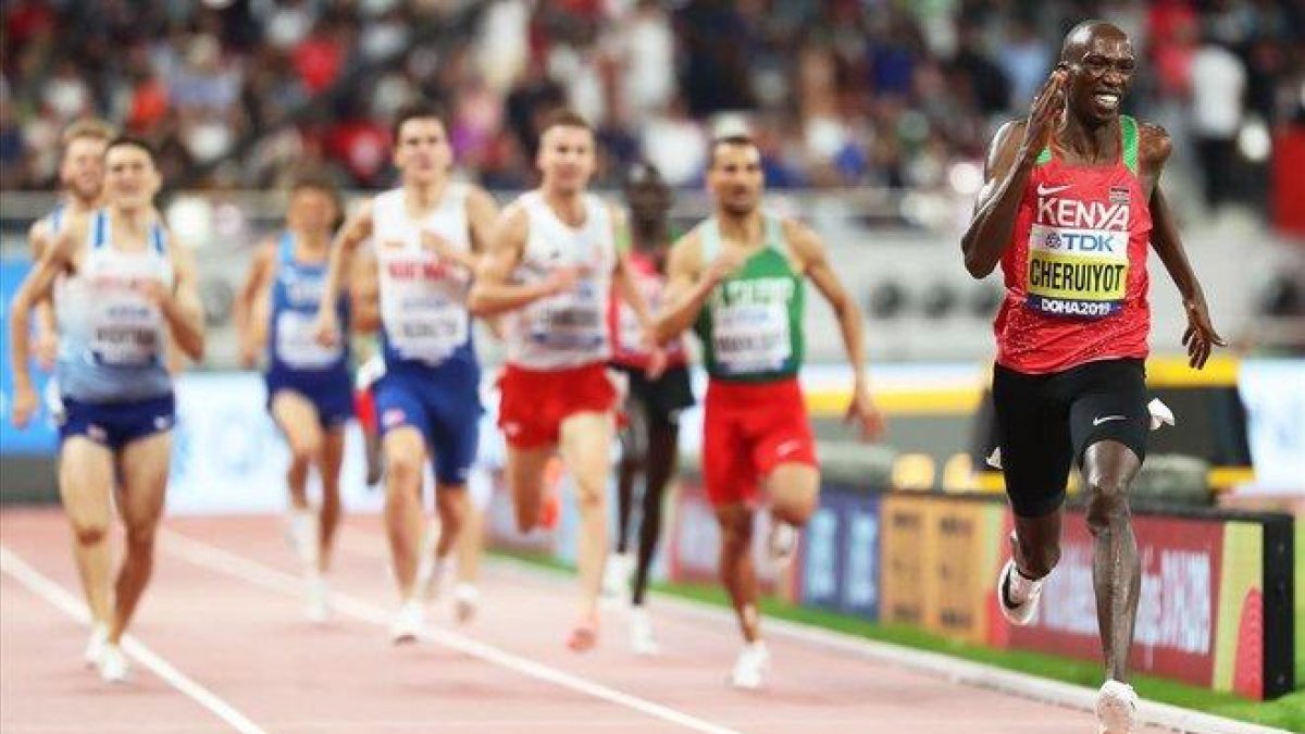 Timothy Cheruiyot se dispone a ganar el oro en la final de 1.500.-SRDJAN SUKI (EFE)
