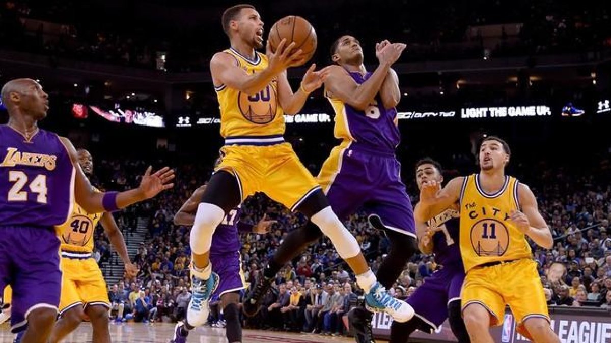 El jugador de los Warriors Stephen Curry anotando en una acción del duelo ante los Lakers.-AFP / THEARON W HENDERSON
