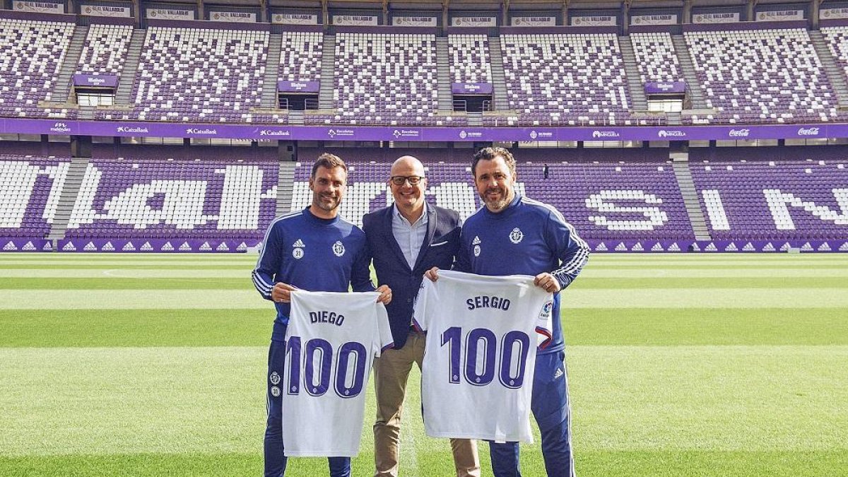 Ribera y Sergio posan con la camiseta conmemorativa de sus cien partidos en Primera con el consejero delegado, Matthieu Fenaert.-REAL VALLADOLID.ES