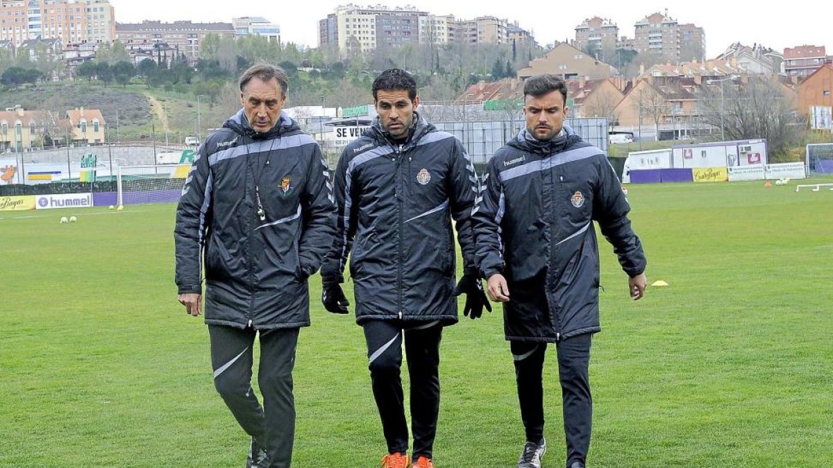 Portugal, Baraja y Albés vuelven al vestuario para celebrar la reunión.-BALCAZA