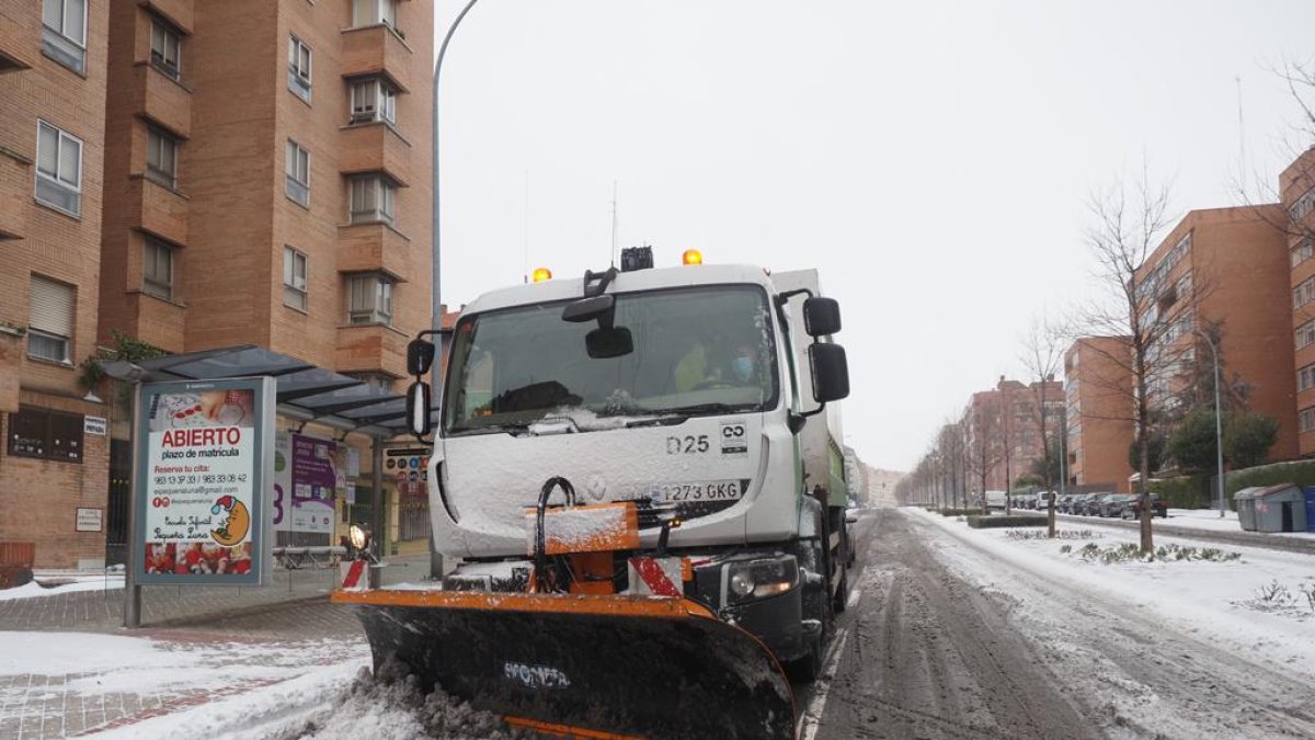 Una máquina quitanieves trabaja para acondicionar las calles de Valladolid. MIGUEL ÁNGEL SANTOS/PHOTOGENIC