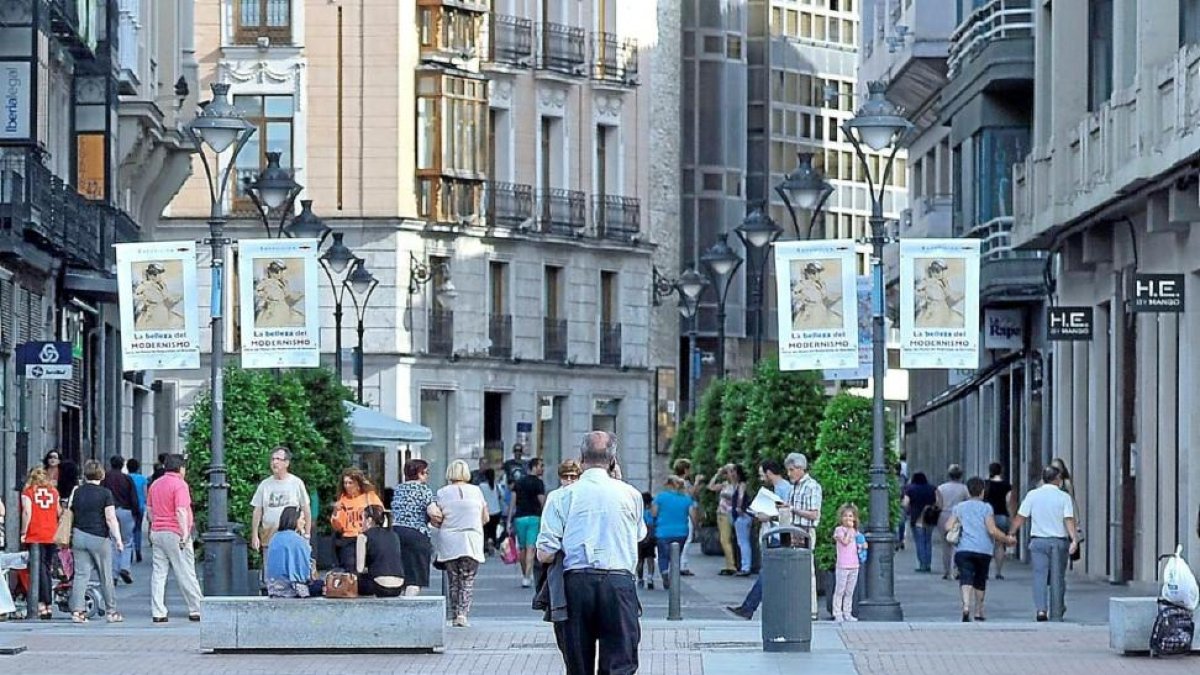 ‘CALLE SANTIAGO’. El Jurado de la XXX edición de los galardones de Periodismo Francisco de Cossío premió ayer la fotografía que encabeza estas líneas, obra de Nacho Gallego Valverde, de la Agencia Efe. ‘Calle Santiago’, título de la instantánea, ilustra a-Nacho Gallego / EFE