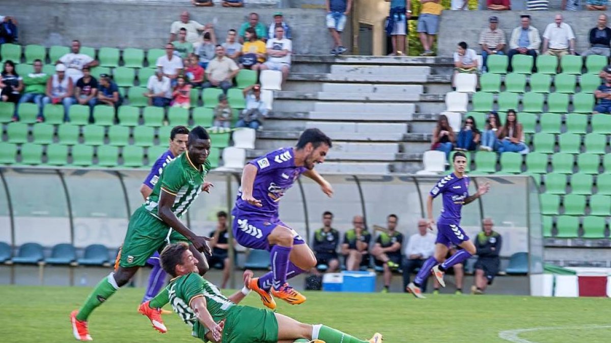 Alfaro evita la entrada de un jugador rival.-Photo-Deporte