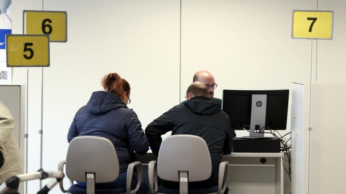 Centenares de personas acuden a las diferentes sedes de Hacienda el primer día de la campaña de la Renta 2016 en Castilla y León y los servicios de atención presencial disponibles para el contribuyente.-ICAL