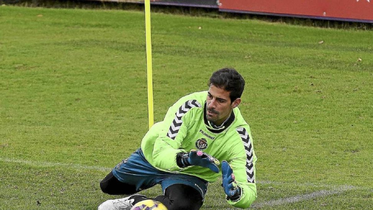 Dani bloca un balón durante el entrenamiento del miércoles-C. Minguela