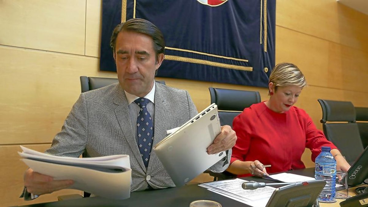 El consejero de Fomento y Medio Ambiente, Juan Carlos Suárez-Quiñones, en su comparecencia.-ICAL