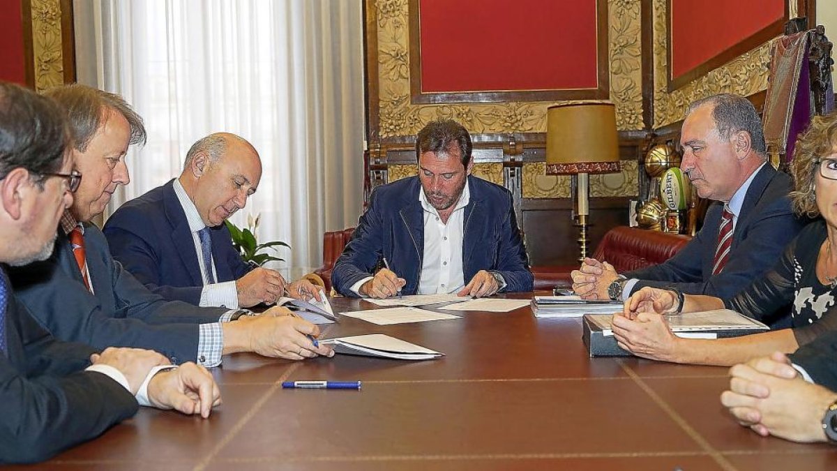 Óscar Puente (centro) y Antonio Gasto (derecha) ayer en la firma de los créditos.-ICAL