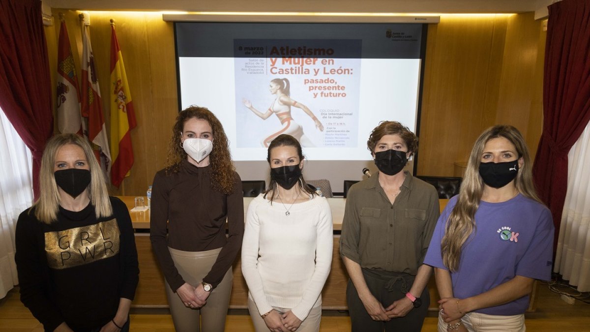 Estela Navascués, Lorena Martín, María Perrino, Mayte Martínez y Carla Gallardo ayer en Río Esgueva. / J. C. CASTILLO