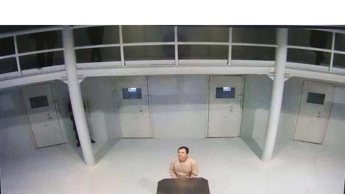 Fotografía tomada hoy, lunes 11 de julio de 2016, de la cuenta de Twitter del secretario de Gobernación (Interior), Miguel ángel Osorio, que muestra al narcotraficante Joaquín