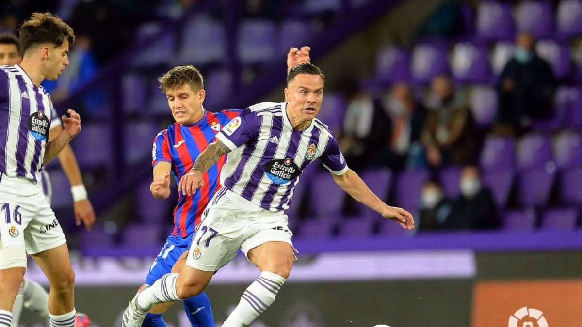 Roque Mesa es frenado por un jugador del Eibar. / E.M.