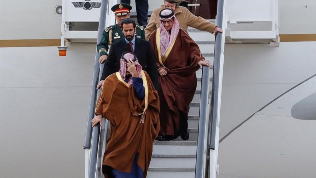 El príncipe heredero saudí, Mohamed Bin Salman, llega a Torrejón de Ardoz (Madrid), este jueves.-EMILIO NARANJO