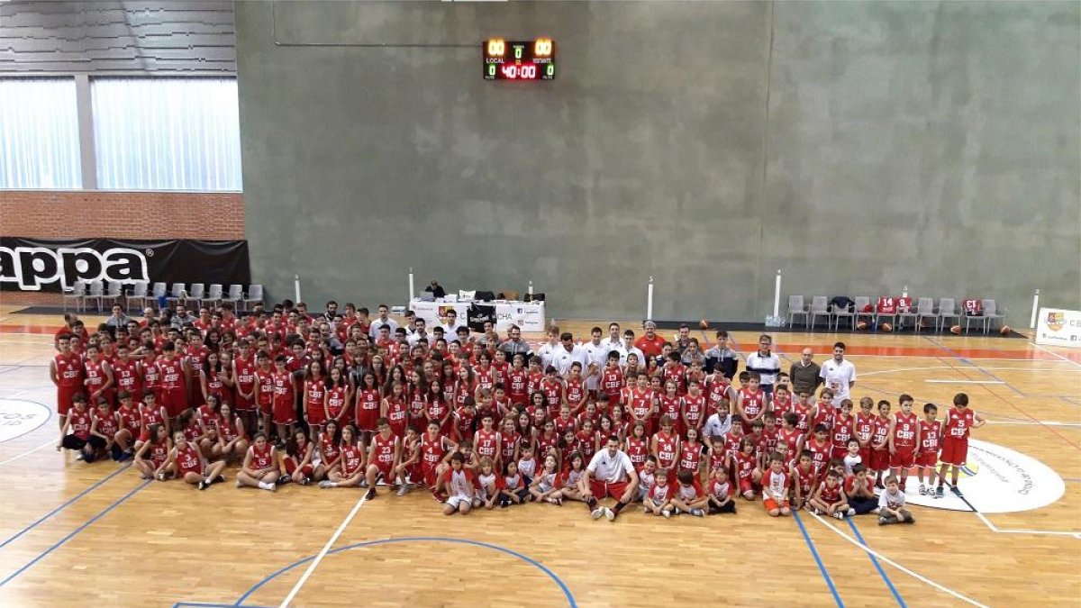 La gran familia del CB La Flecha, formada por 18 equipos, posa en  las instalaciones del polideportivo de La Vega en Arroyo.-EL MUNDO
