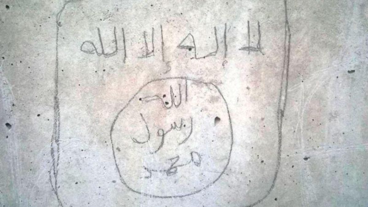 Pintada yihadista aparecida en la prisión de Estremera en mayo del 2017.-EL PERIÓDICO