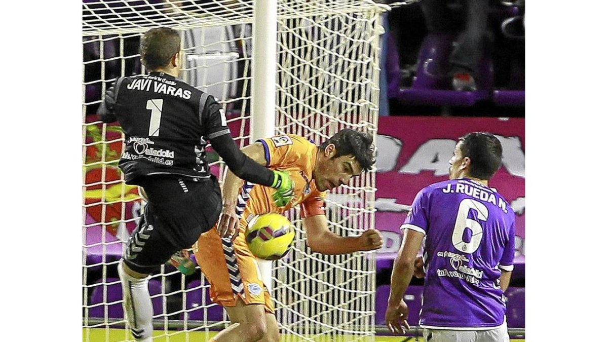 Rueda intenta defender la portería junto a Javi Varas en el partido del domingo frente al Alavés-J.M.Lostau