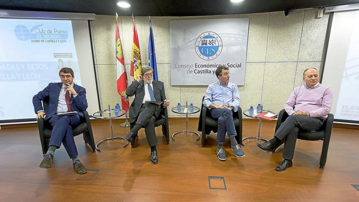 Pablo Lago, director de EL MUNDO CASTILLA Y LEÓN, Santiago Aparicio, presidente de Cecale, Ángel Hernández, líder de CCOO, y Faustino Temprano, de UGT.-PHOTOGENIC / PABLO REQUEJO