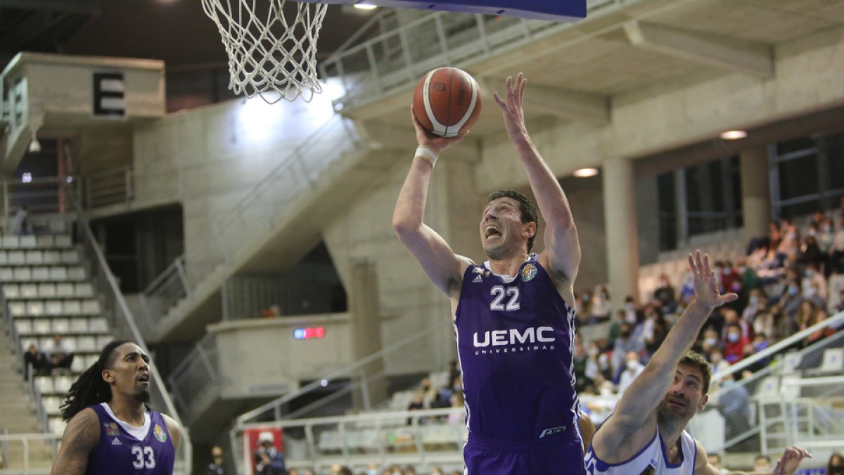 De la Fuente lanza a canasta en el duelo ante HLA Alicante. / Joaquín de Haro.