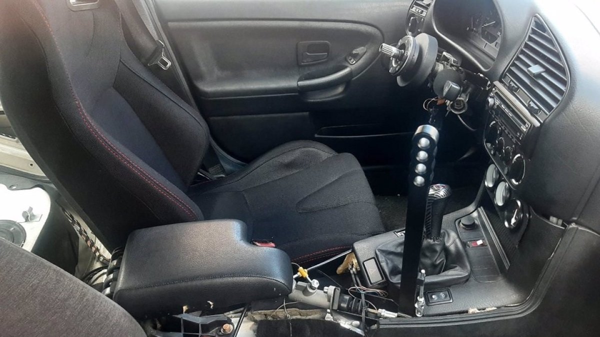 Interior del vehículo retirado por la policía.- E. PRESS