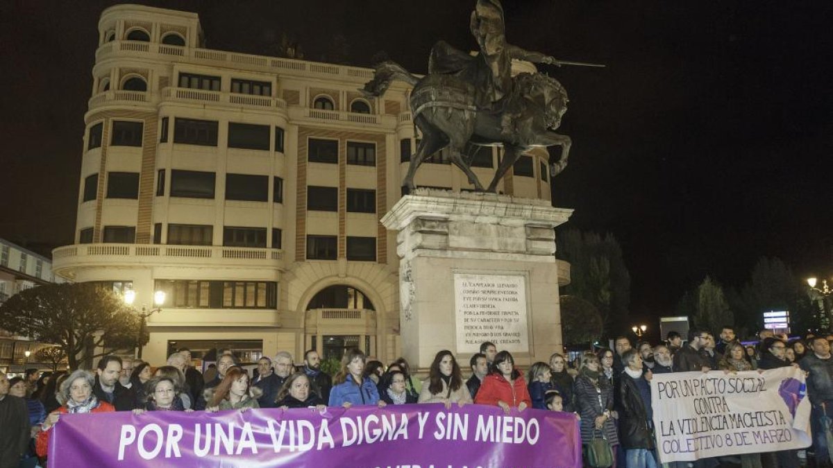 Centenares de personas se concentraron ayer contra la violencia machista.-S. OTERO