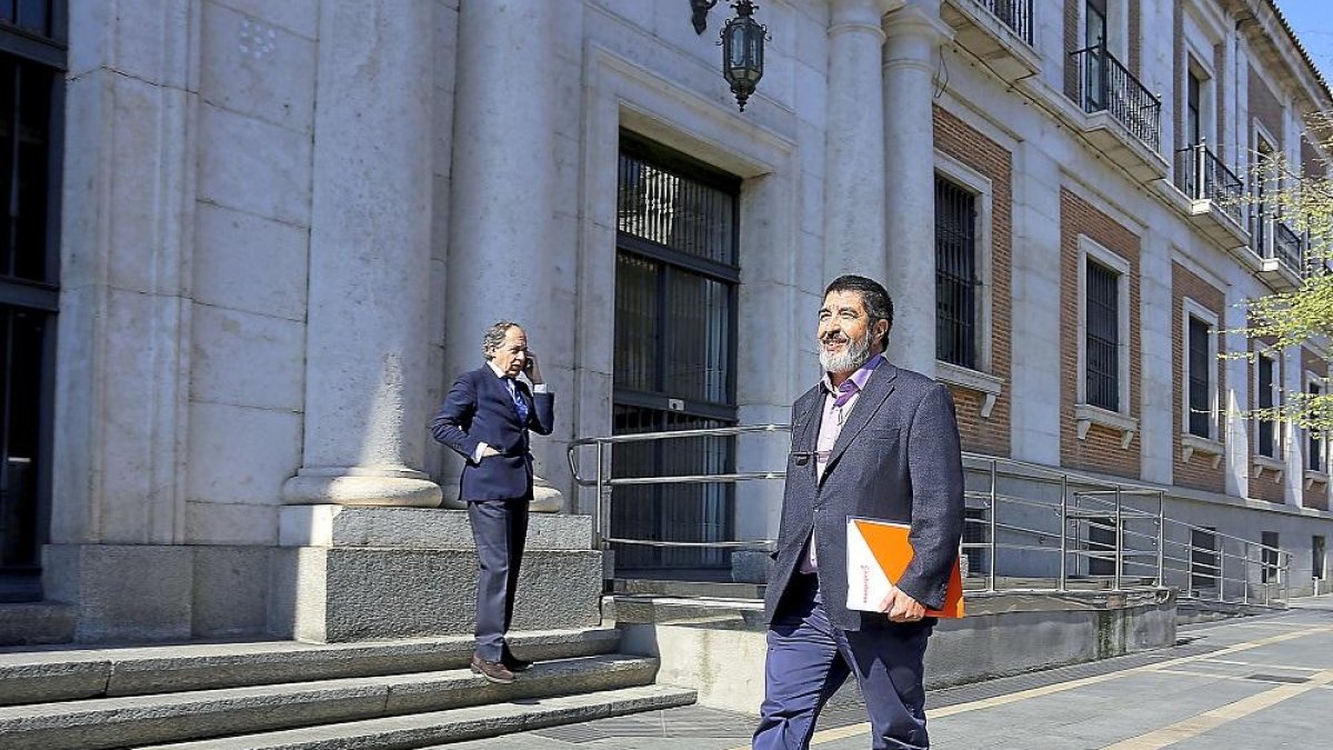 Manuel Mitadiel a las puertas de la Fiscalía, momentos antes de presentar la denuncia.-ICAL