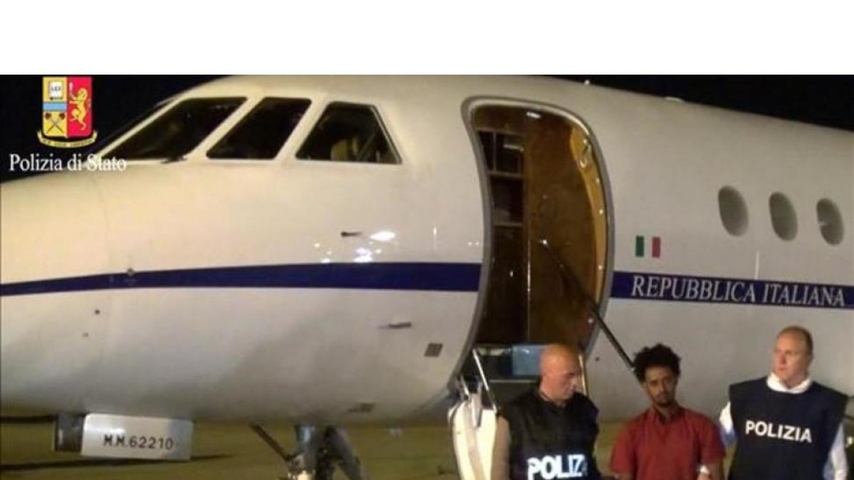 El eritreo Medhane Yehdego, extraditado desde Sudán por tráfico de inmigrantes, en el momento de llegar a Italia.-ITALIAN POLICE
