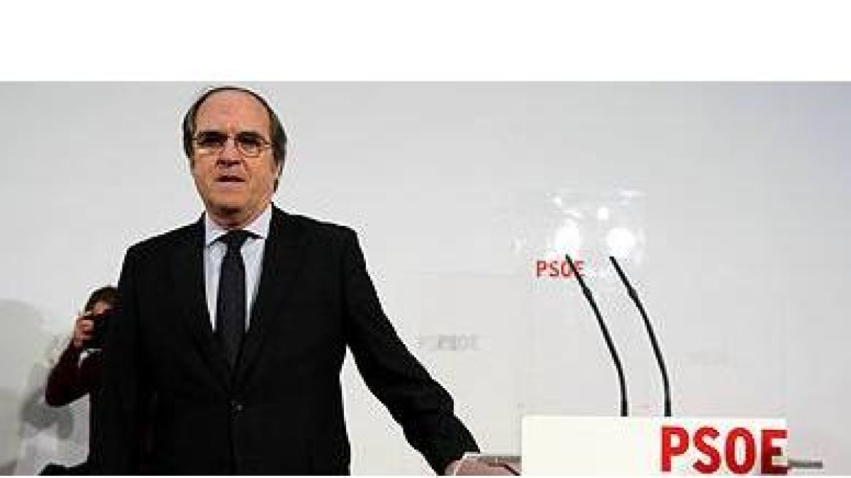 Ángel Gabilondo, candidato del PSOE a la Comunidad de Madrid, durante la rueda de prensa, este domingo, en Madrid.-Foto: JUAN MANUEL PRATS