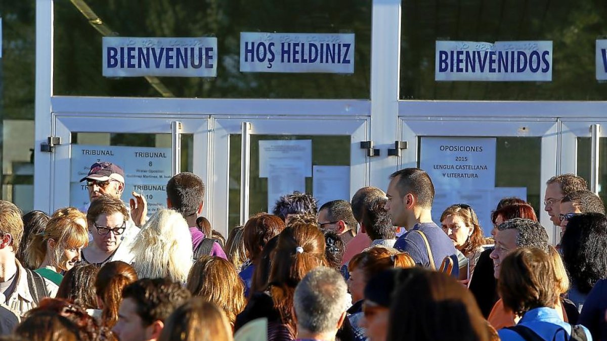 Aspirantes a las oposiciones de Secundaria a las puertas del IES Eras de Renueva de León, en junio de 2015.-ICAL
