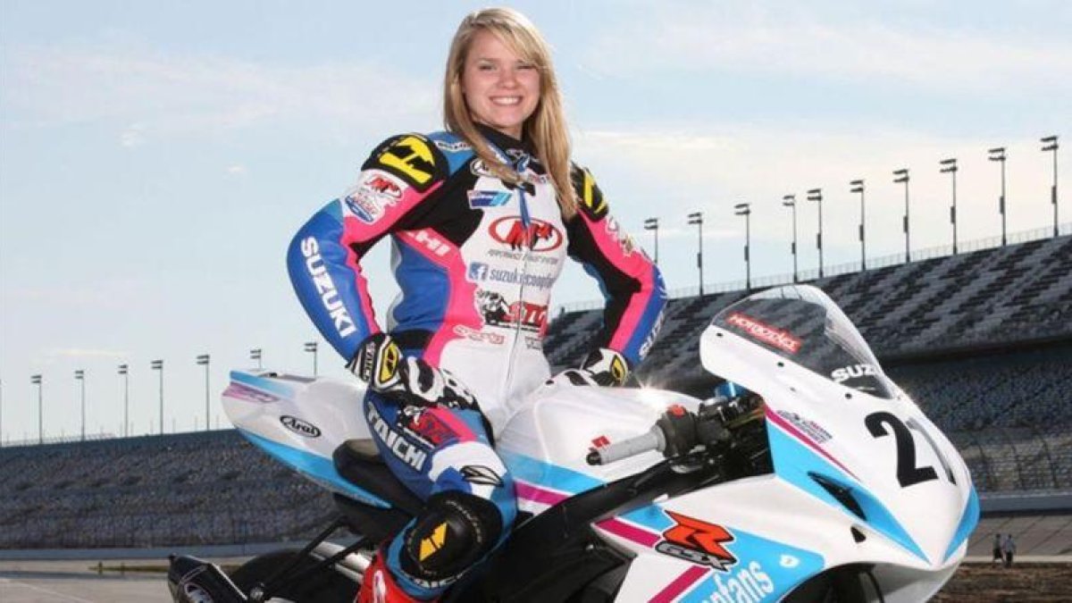 La expiloto Elena Myers sobre su Suzuki.-