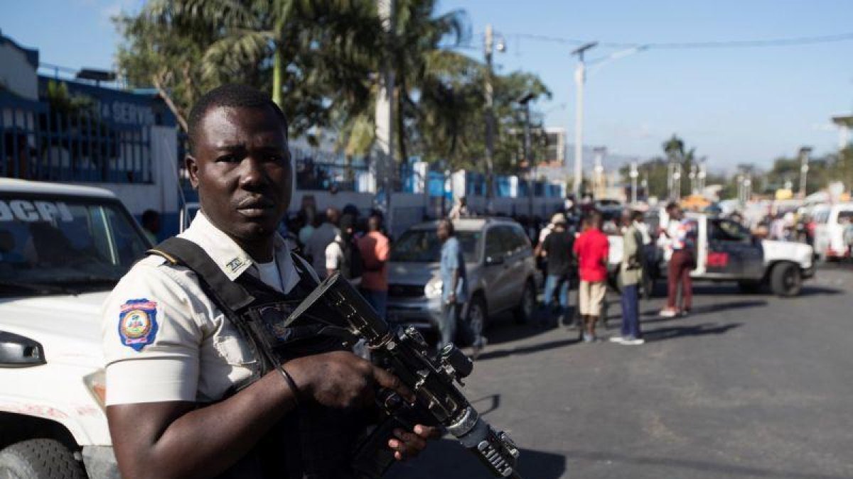 Un polícia de Haití en medio de la tension que se vive en la nacion tras las protestas.-EFE