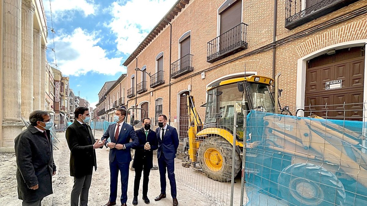 Augusto Cobos, Guzmán Gómez, Ángel Ibáñez, Conrado Íscar y Héctor Palencia en Medina del Campo, ayer.- D. V.
