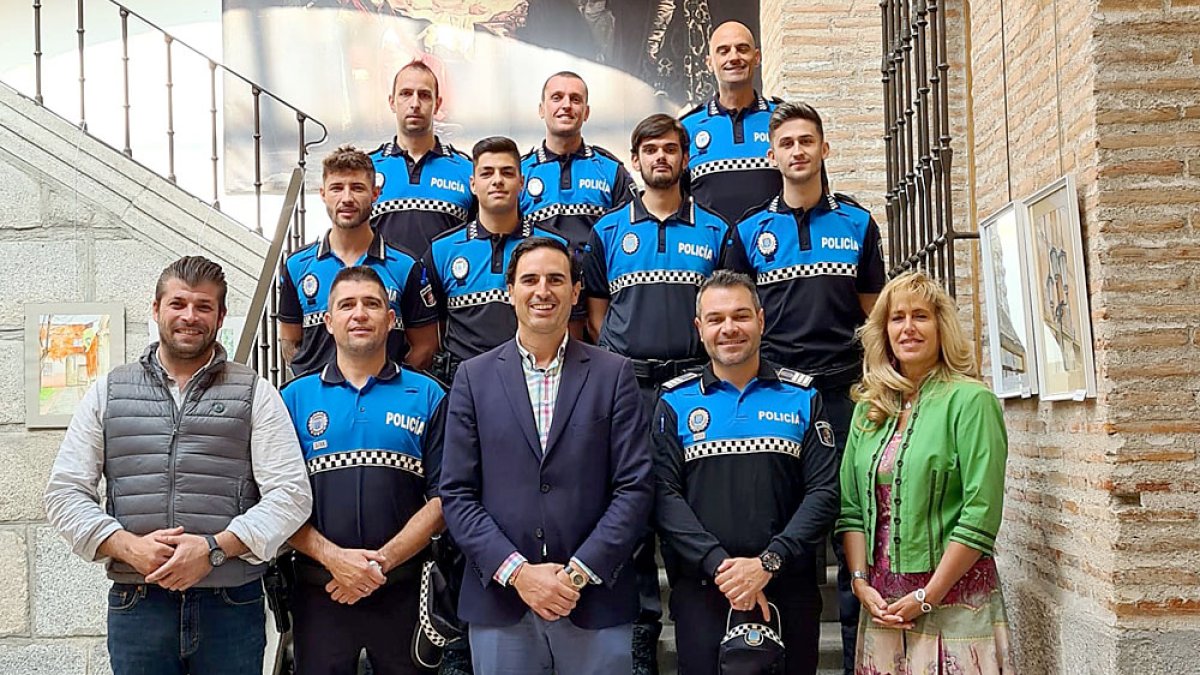 Los nuevos agentes de Medina del Campo posan en el Ayuntamiento junto al alcalde de la villa y los concejales de Seguridad Ciudadana y Personal. D. V.
