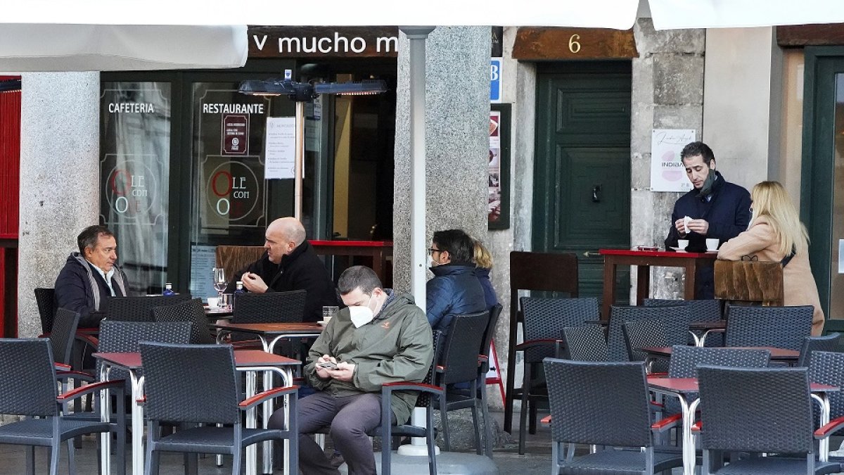Las terrazas de la Plaza Mayor de Valladolid con gente en pleno mes de diciembre tras su reapertura. J.M. LOSTAU