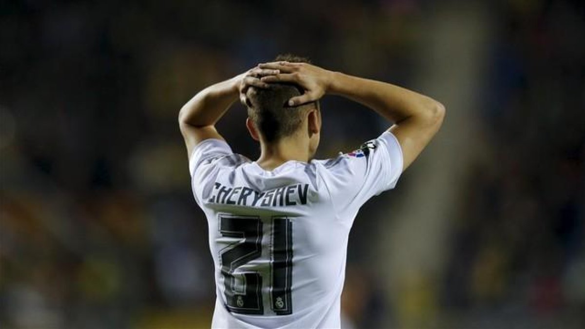 Denis Cheryshev se lamenta en Cádiz por una ocasión fallada.-REUTERS / MARCELO DEL POZO
