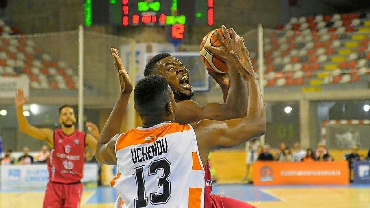 Aboubacar se dispone a lanzar ante la defensa de Uchendu, ayer, en el Palacio de los Deportes.-PHOTO-DEPORTE