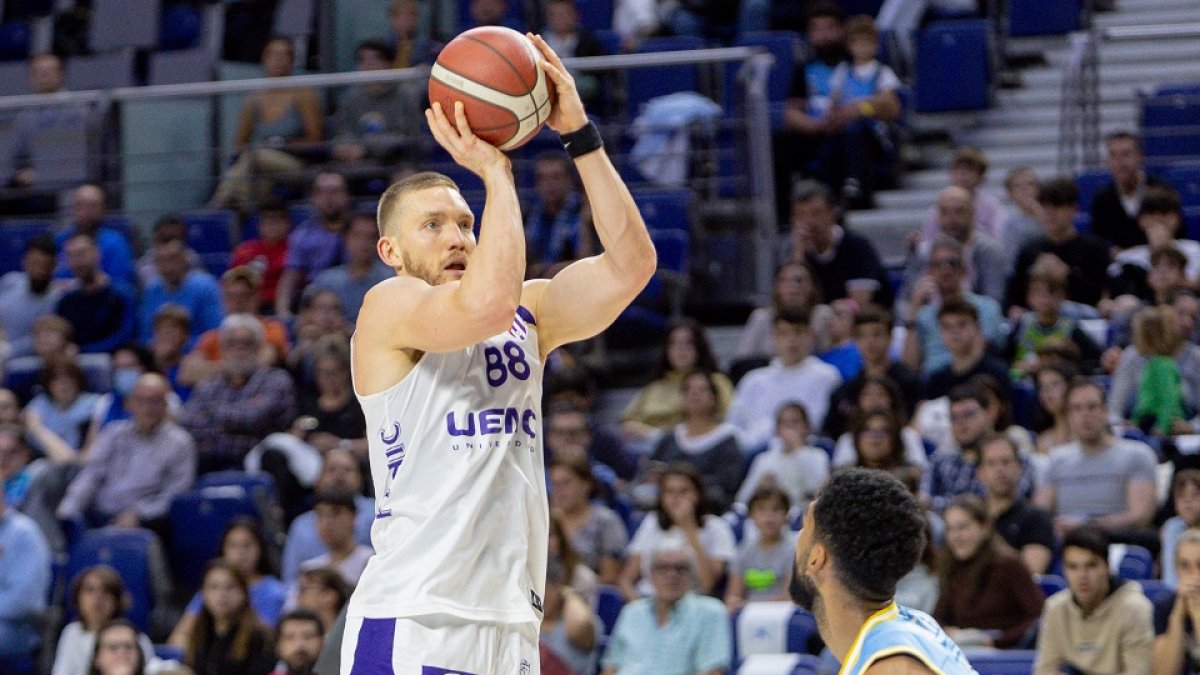 Dominic Gilbert lanza a canasta en el partido ante el Estudiantes. / EL MUNDO