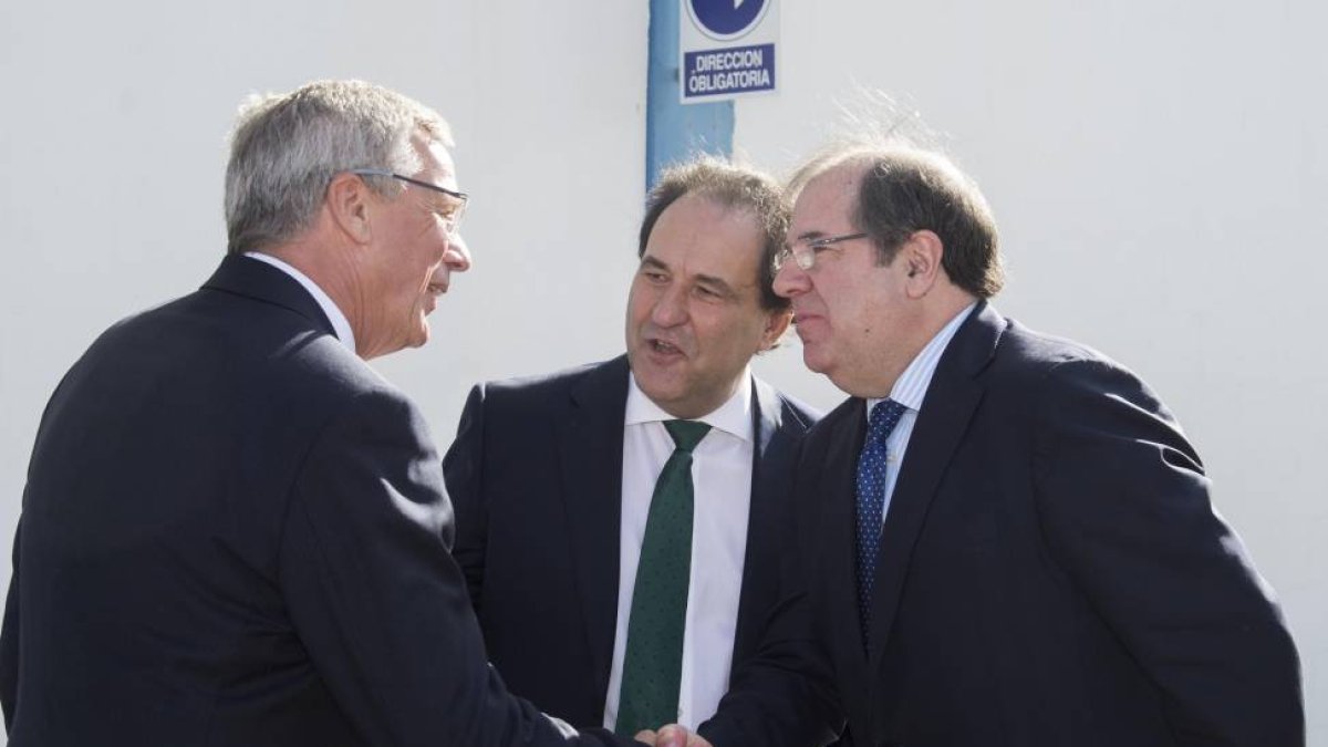 El presidente de la Junta, Juan Vicente Herrera, visita la fábrica Johnson Controls Autobaterías con motivo de su 40 aniversario.Le acompañan el director de la fábrica de Burgos, Eduardo Quintanal (C), y Hannes Dempwolff, manager de Nuevas Tecnologías de-Ical