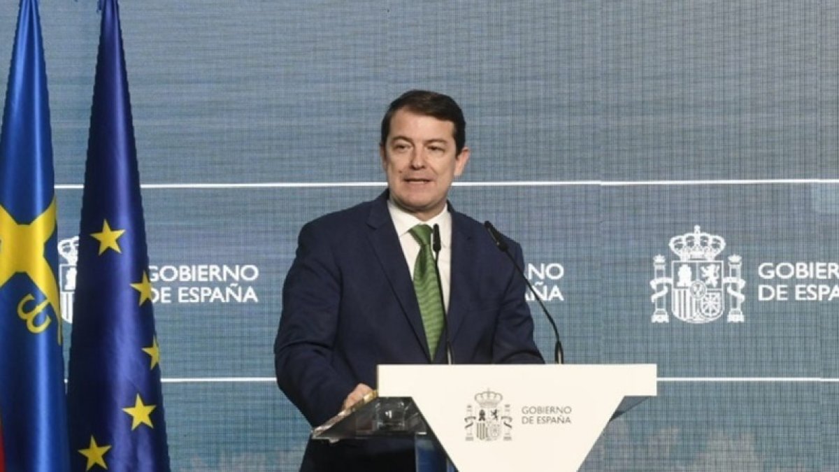 Comparencia del presidente de la Junta de Castilla y León, Alfonso Fernández Mañueco, tras la llegada del tren que inaugura la variante de Pajares de la Línea de Alta Velocidad Madrid-Asturias con la presencia del rey Felipe VI, acompañado del presidente del Gobierno, Pedro Sánchez, el ministro de Transportes y Movilidad Sostenible, Óscar Puente, y el presidente de Asturias, Adrián Barbón, entre otras autoridades. -ADIF