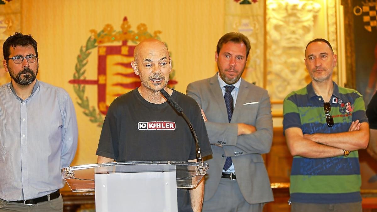 Jesús Cifuentes (Celtas Cortos) se dirige a los asistentes durante la presentación en el Ayuntamiento del videoclip Energía Positiva; junto a él. el concejal de Deportes, Alberto Bustos, el alcalde, Óscar Puente, y Goyo Yeves.-J. M. LOSTAU