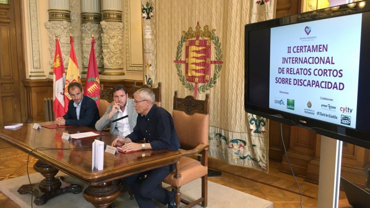 El alcalde de Valladolid, Óscar Puente; el director gerente del Centro Hospitalario Benito Menni de Valladolid, Antonio Rodríguez, y el director de Relaciones Institucionales del Grupo de Comunicación Primer Paso, Juan Manuel Rodriguez.-ICAL